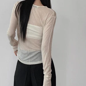 바닉 절개 라운드 울 티셔츠